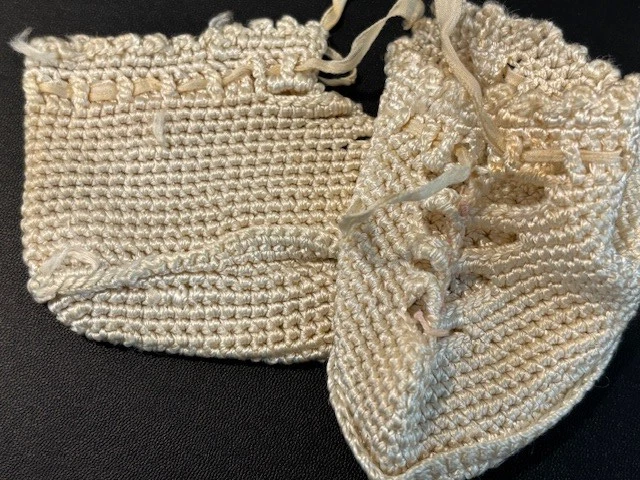 Botas de bebê vintage feitas à mão de crochê marfim com acabamento rosa - Imagem 3 de 3