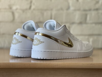 靴 NIKE WMNS AIR JORDAN 1 LOW SE WHITE/GOLD Womens Nike Air Jordan 1 Low SE White Metallic Gold Mid High