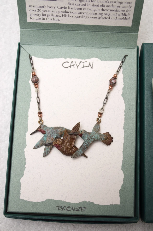 Juego de collar/pendientes hechos en Estados Unidos con piezas de bronce de colibrí de Cavin Richie Foto 4 de 4