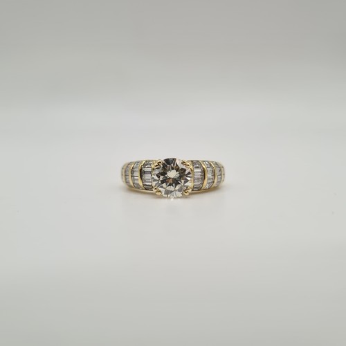 Bague or jaune 18 carats sertie de diamant et diamants baguettes - Foto 1 di 4