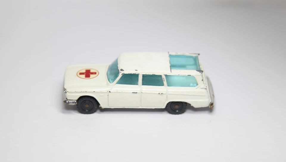 Ambulancia Husky Studebaker Wagonaire - Buen modelo original vintage años 60 Foto 2 de 4