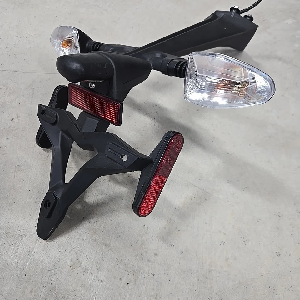 Montaje de placa trasera Triumph Street Triple 765 R Daytona 675 OEM con señales de giro Foto 4 de 4