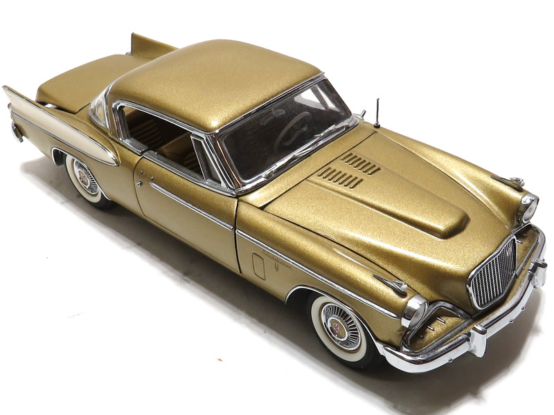 DANBURY MINT 1957 STUDEBAKER GOLDEN HAWK 1:24 SCALE DIECAST - BROKEN MIRROR