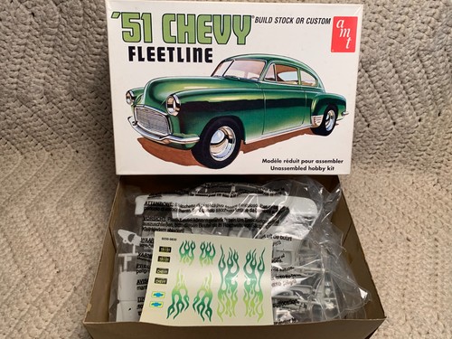 Kits de modelos 49 Ford Shoebox y 51 Chevy Fastback 1/25 AMT principios de los años 50 - Imagen 9 de 24