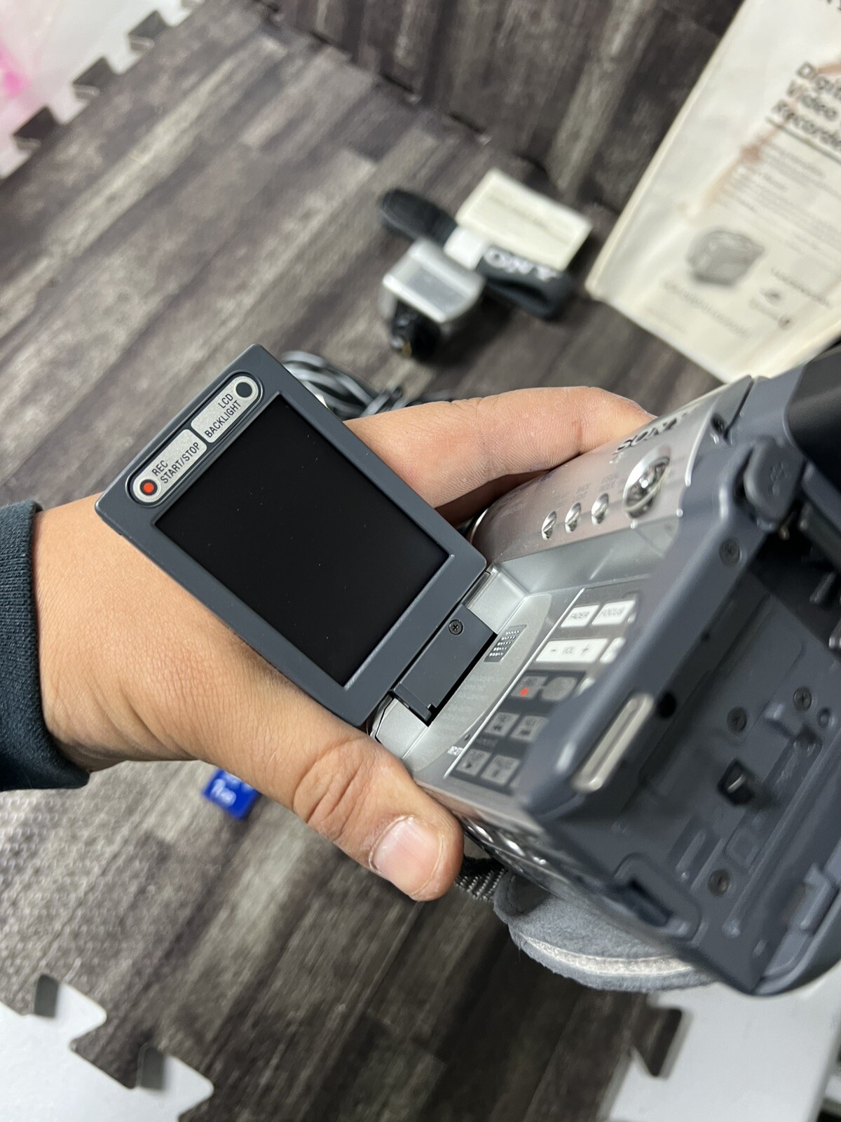 Sony Handycam DCR-DVD201 Mini DVD Digital Video Recorder Camcorder