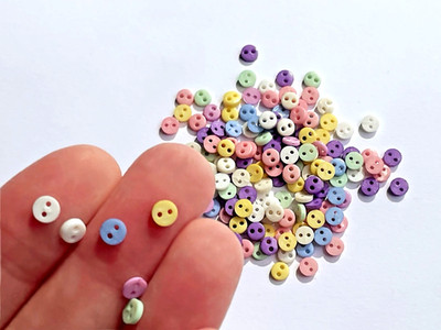 Pastellfarbene Puppenknöpfe 4 mm, gelb flieder rosa weiß grün blau Mix