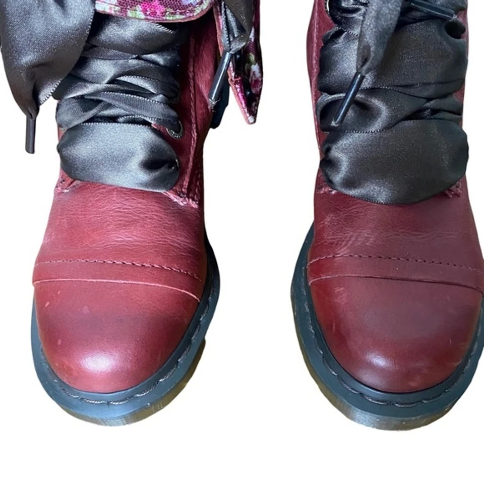Botas Dr. Martens Triumph Rojo Cereza Estampado Floral Mirage Oscuro Talla 5 Foto 2 de 4