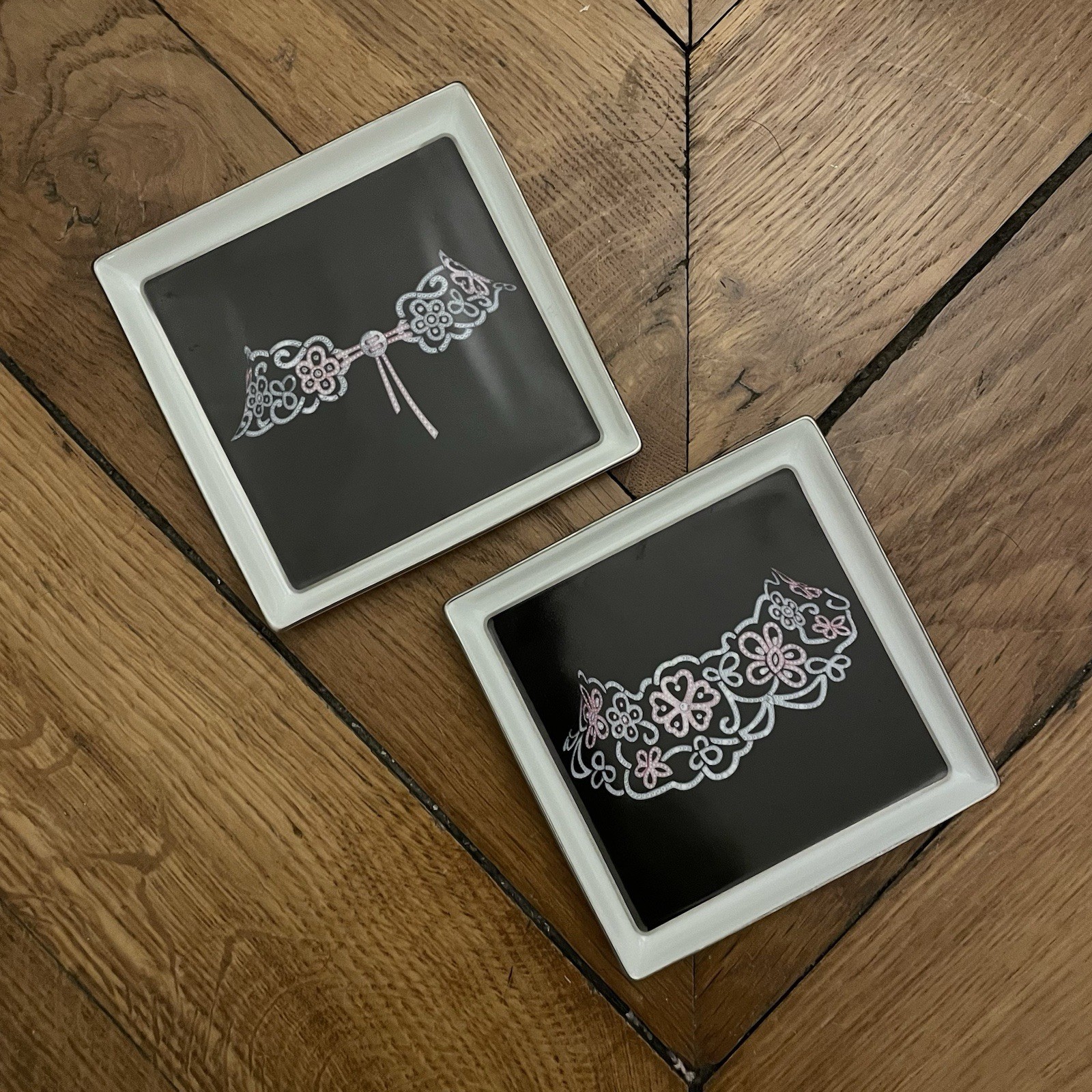 Coupelles Alhambra Van Cleef & Arpels pour ranger vos bijoux sur la coiffeuse - 3