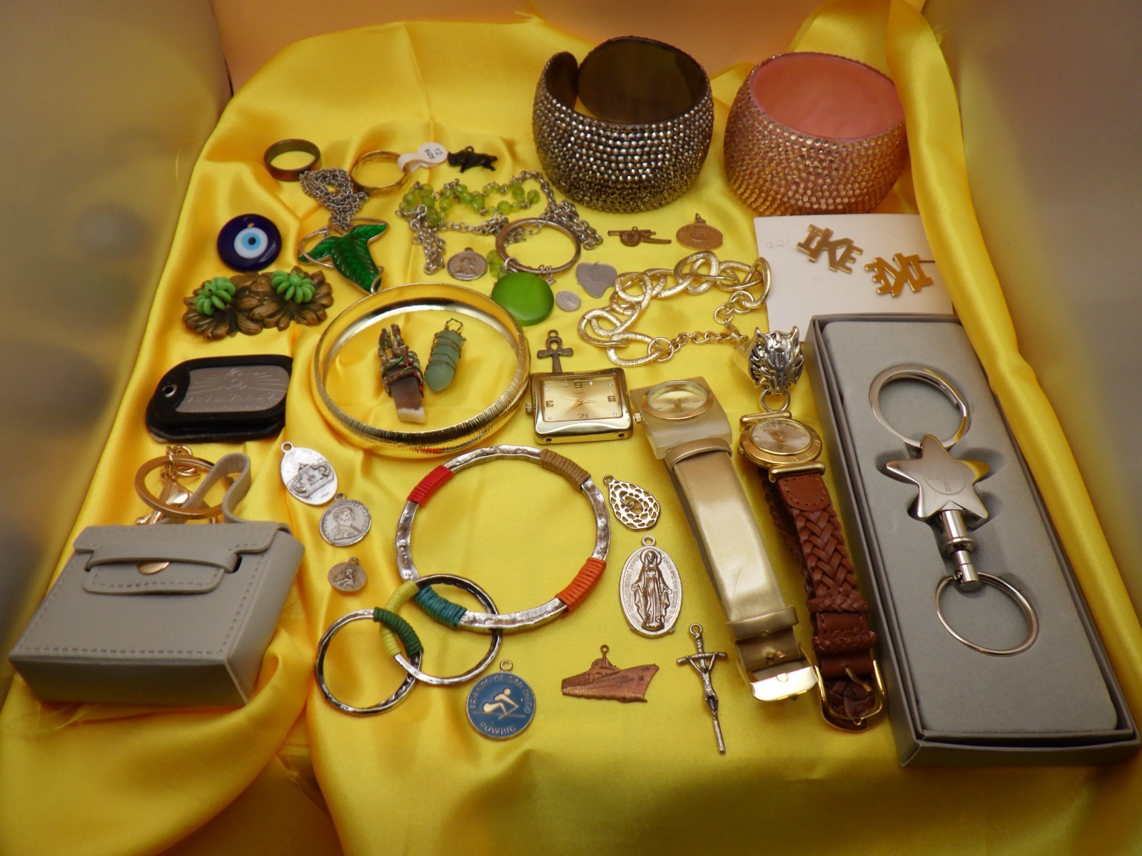 Lot: Vintage Accessory &amp; Eclectic &amp; Religious Medals, Jewelry Modern, Watches - vintagewatches.pk