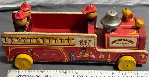 Vintage 1950s Fisher Price WINKY BLINKY #200 Fire Truck pull toy work Good Shape