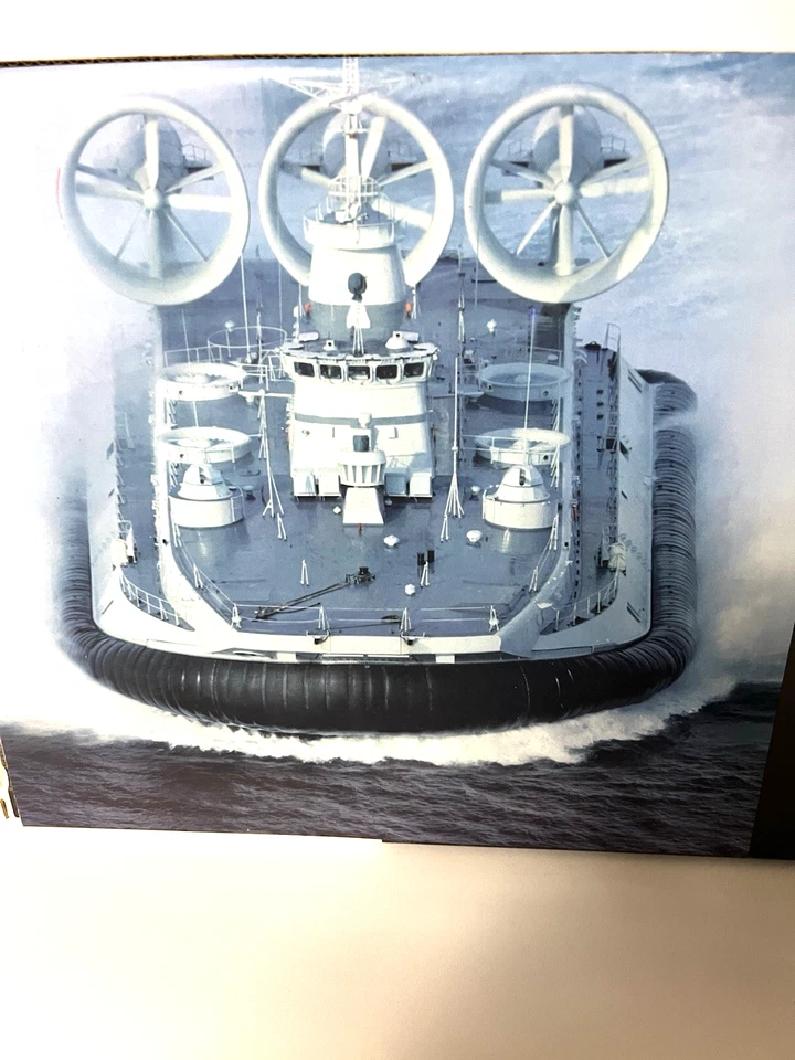 Радиоуправляемое судно на воздушной подушке класса ZUBR LCAC 21 x 10 дюймов 1:110 посадочное судно новое в коробке - Изображение 3 из 4