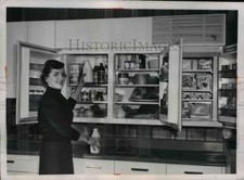 Press Photo 1954 primer refrigerador-congelador de diseño horizontal de la nación