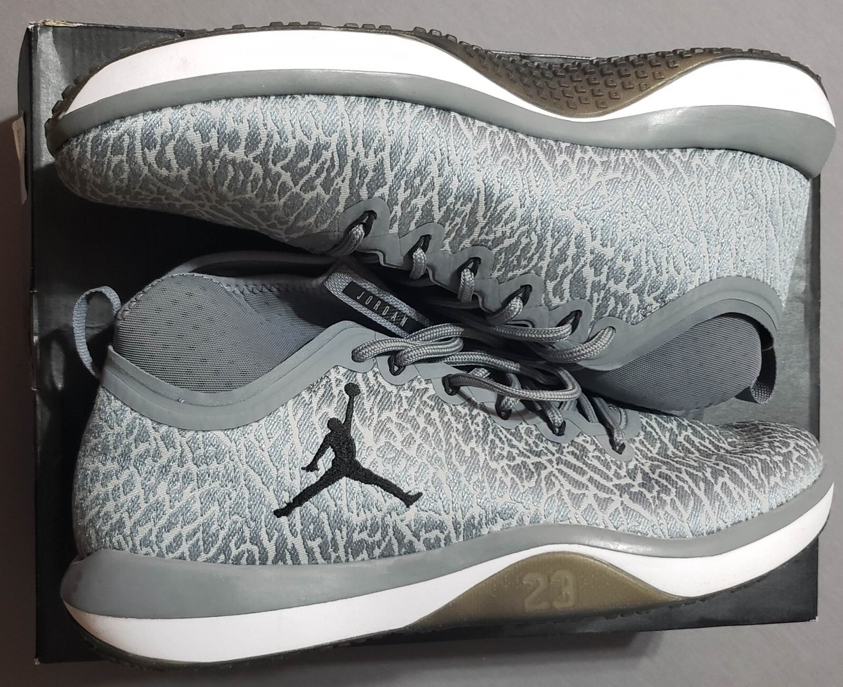 The size is 12.5 and it is cool and others Nike DownShifter 9 Cool Grey/Silver Running Shoes Mens Size  main image 2