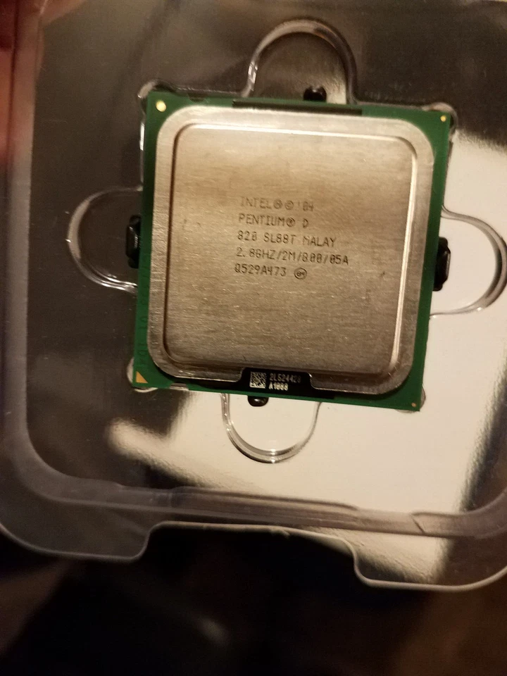 Intel Pentium D 820 2MB L2 Cache FSB 800 2.8 GHz Socket 775 Dual Core CPU SL88T - Image 2 of 4