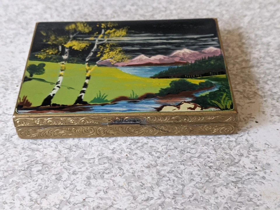 LOVELY VINTAGE BRASS LADIES SMALL CIGARETTE CASE - HAND PAINTED COUNTRY SCENE - Image 2 of 4