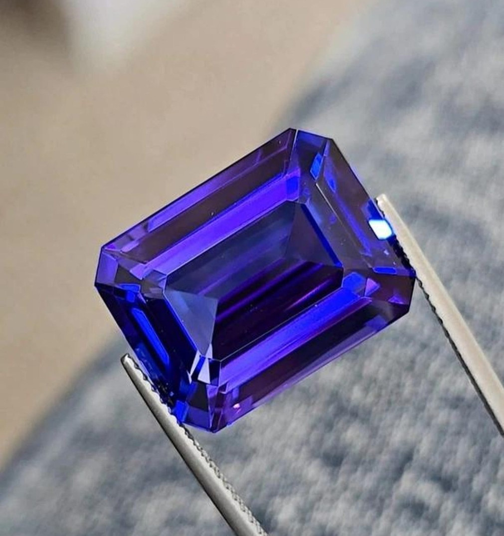 10 Ct AAA+ Certified Natural Rare Lustrous Blue Tanzanite Emerald Gemstone
