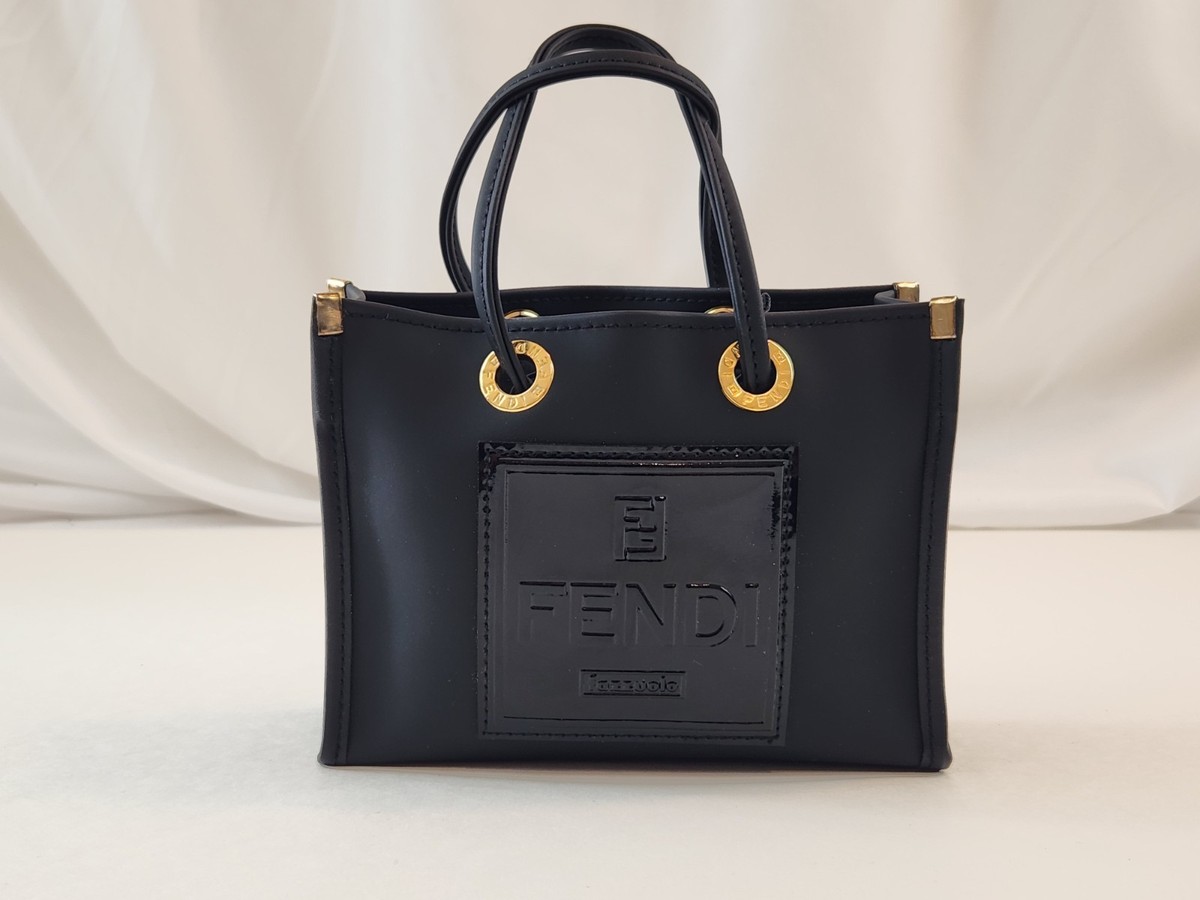 Fendi ブラック ロゴポーチ Fendi ブラック ロゴポーチ Fendi Black Quilted Lambskin Leather