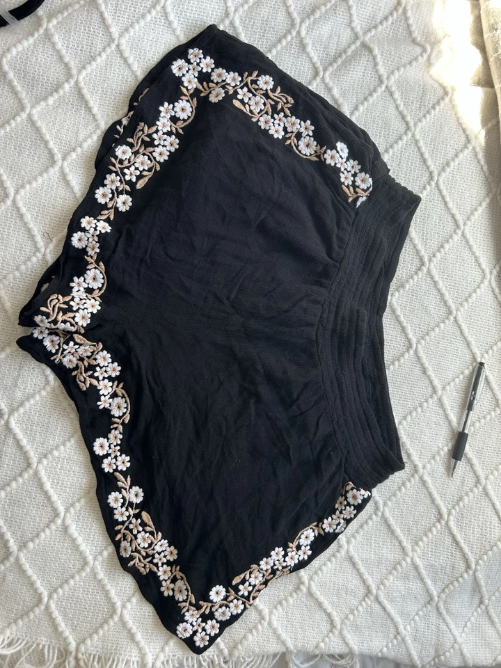 Shorts bordado floral preto Anthropologie Chloe Oliver tamanho P - Imagem 3 de 4