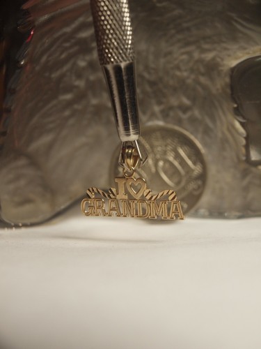 GENUINE 9K YELLOW GOLD I LOVE GRANDMA PENDANT - Picture 3 of 5