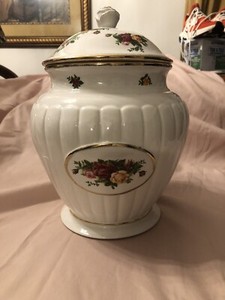 ROYAL ALBERT COUNTRY ROSES COOKIE JAR