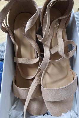 Low-heeled sandals with open toe and tie straps Women Size 11