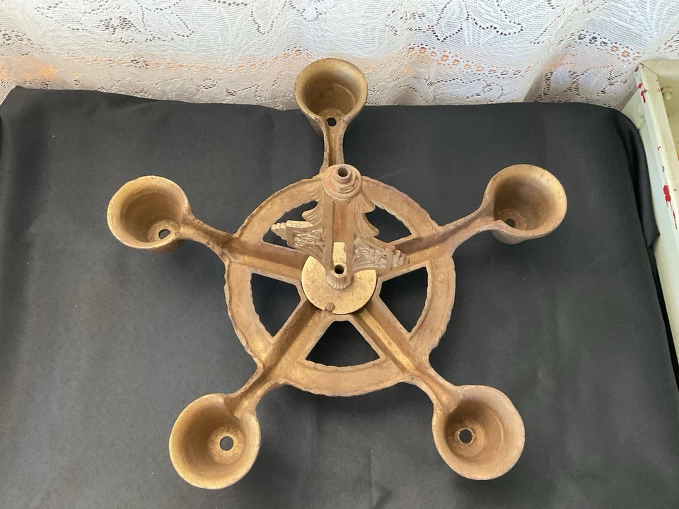 Lámpara de araña antigua Art Nouveau ornamentada de hierro de 5 brazos de 1920 Foto 4 de 4