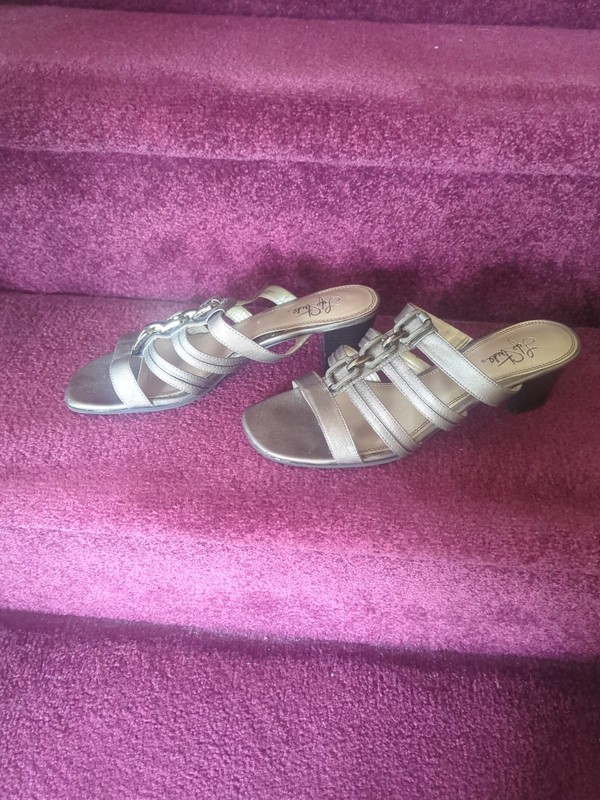 LIFE STRIDE Bronze "Stand  Up"  Sandal Size 10