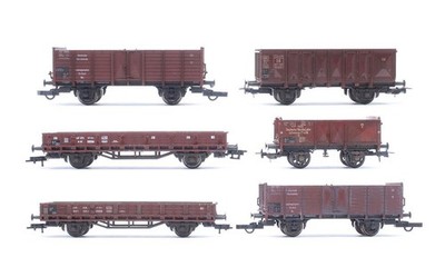 FLEISCHMANN/ PIKO/ ROCO SPUR ''HO'' SCHWADER MIT 6 BRAUNEN WAGGONS DER DB/ DR *VERWITTERT