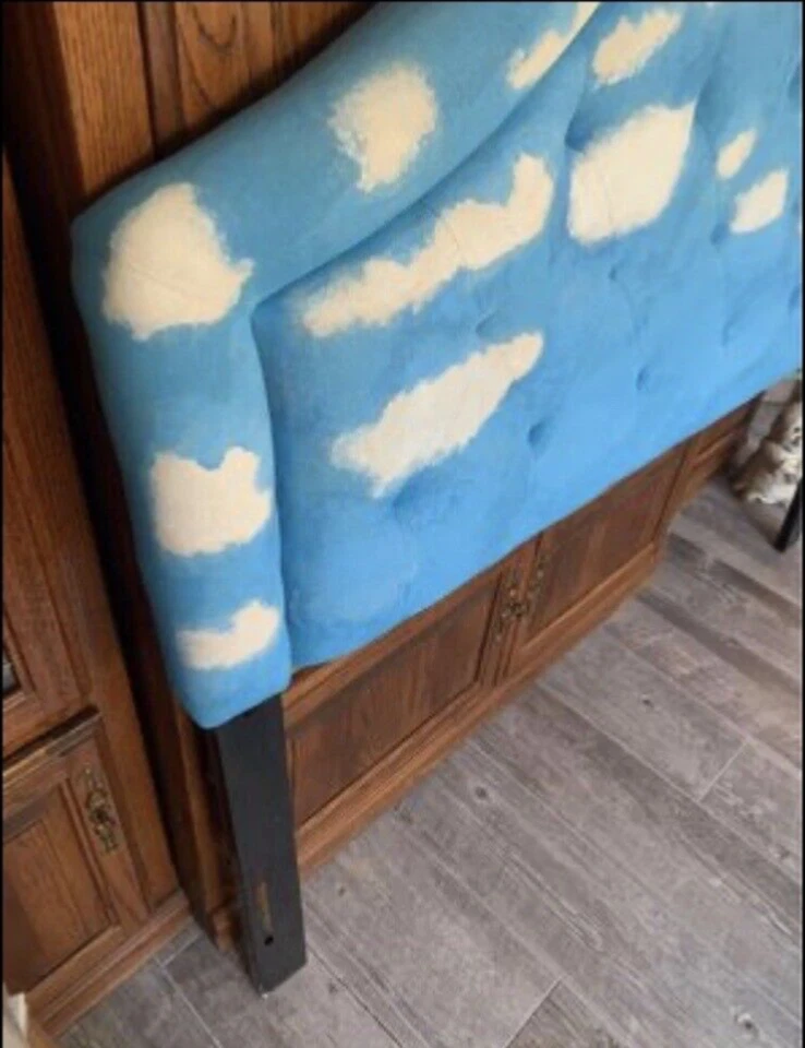 Cabecero tapizado Queen de nubes de tela acolchada pintada a mano único en su tipo Foto 2 de 3