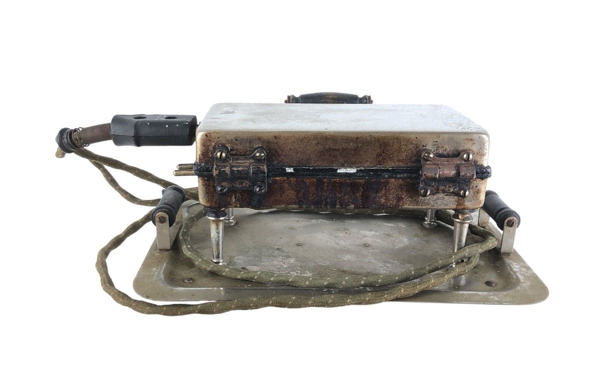 Antique Landers Frary & Clark Universal Electric Waffle Iron Antique Landers Frary & Clark Universal Electric Waffle Iron
