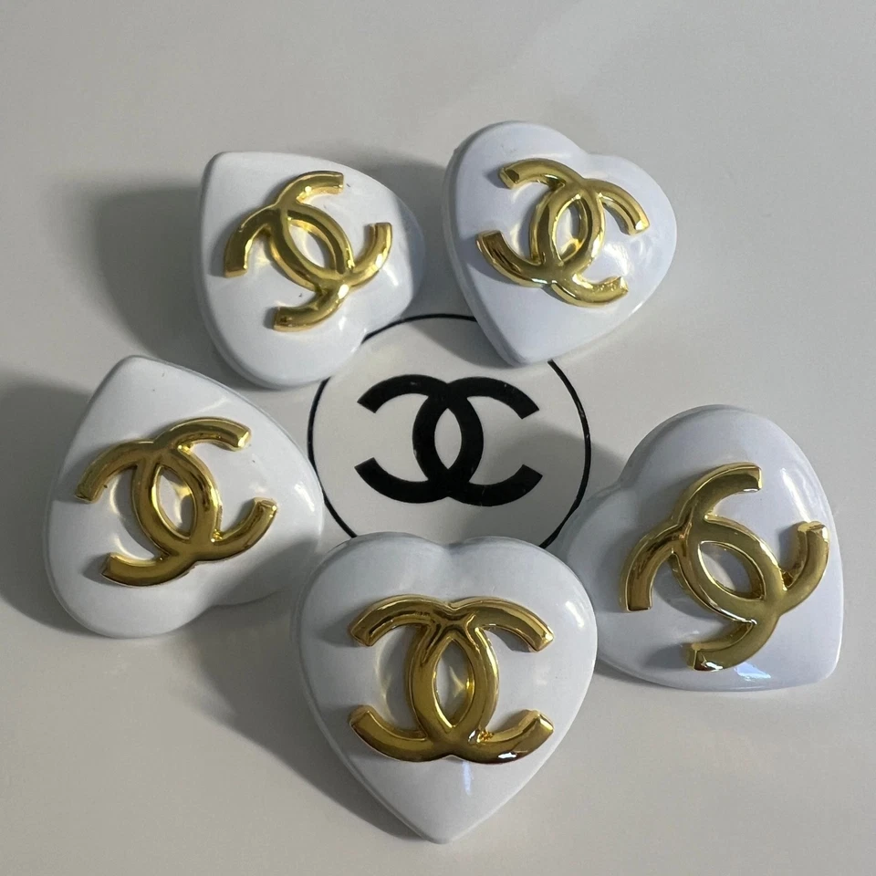 Gold Weiß Set 4 Knöpfe Chanel CC Ersatzknöpfe 25x25mm Metall Knöpfe Gestempelt - Bild 2 von 4