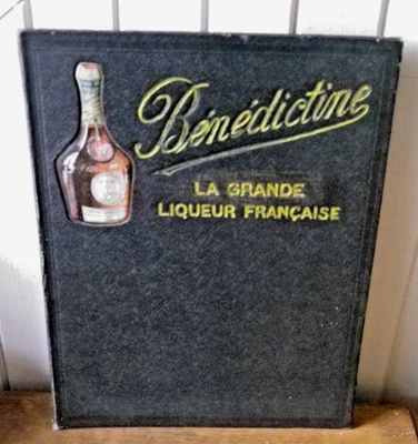 Ancien Porte menu cartonné Bénédictine Bouteille DOM en relief sur la couverture - Photo 1/4