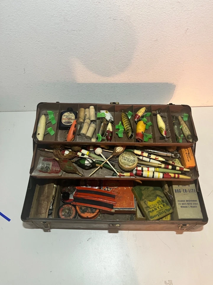 Caja de aparejos de pesca con armario de tapa vintage cargada con aparejos vintage (años 40) Foto 3 de 4