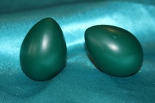 Pair of Green Shakin' Egg Maracas by Trophy Music, MPN 14024