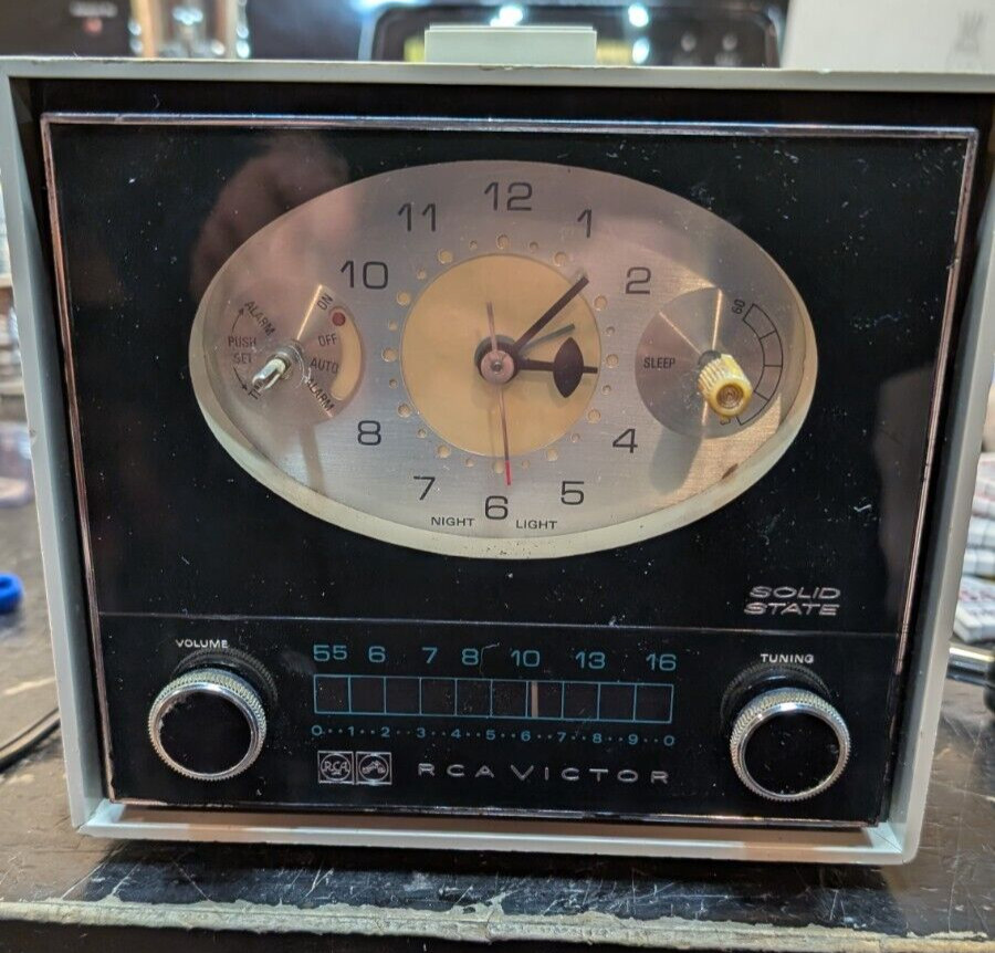 RCA Victor model RHD25J/ Gray Solid state Clock Radio works great Atomic appeal