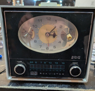 RCA Victor model RHD25J/ Gray Solid state Clock Radio works great Atomic appeal