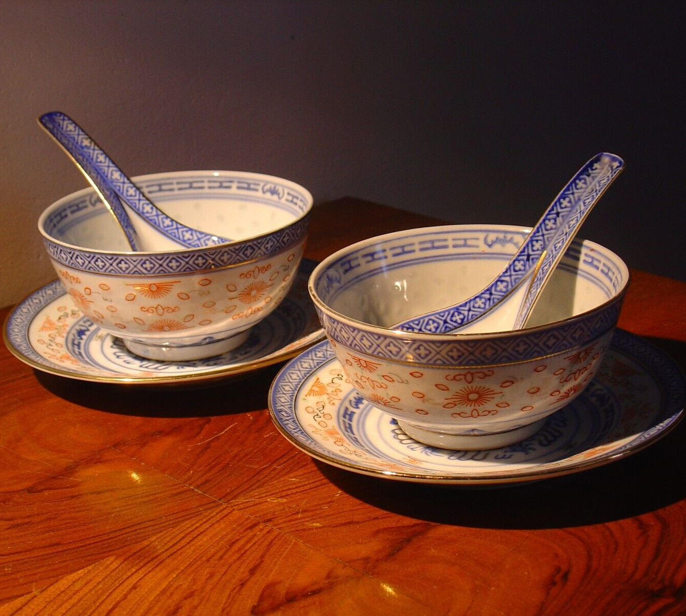 2 BOLS AVEC CUILLERES ET SOUCOUPES PORCELAINE GRAINS DE RIZ DRAGON CHINE