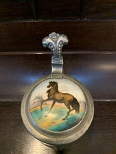 Szklany dzbanek z cynową pokrywką – wkładka porcelanowa – motyw koński – z grawerem imienia