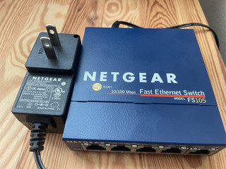 Netgear ProSafe FS105 v3 switch Ethernet 5 porte 10/100 con adattatore gratuito S/H