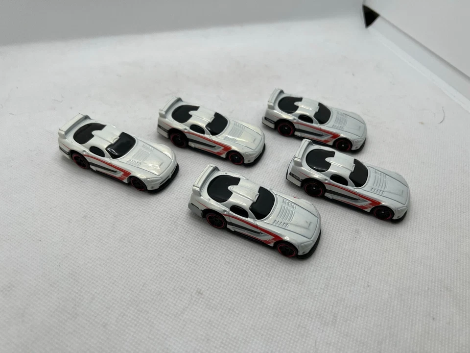 Hot Wheels Dodge Viper GTS-R Blanco Lote Suelto (5) Hot Wheels 2010 Mystery Car 1 Foto 2 de 4