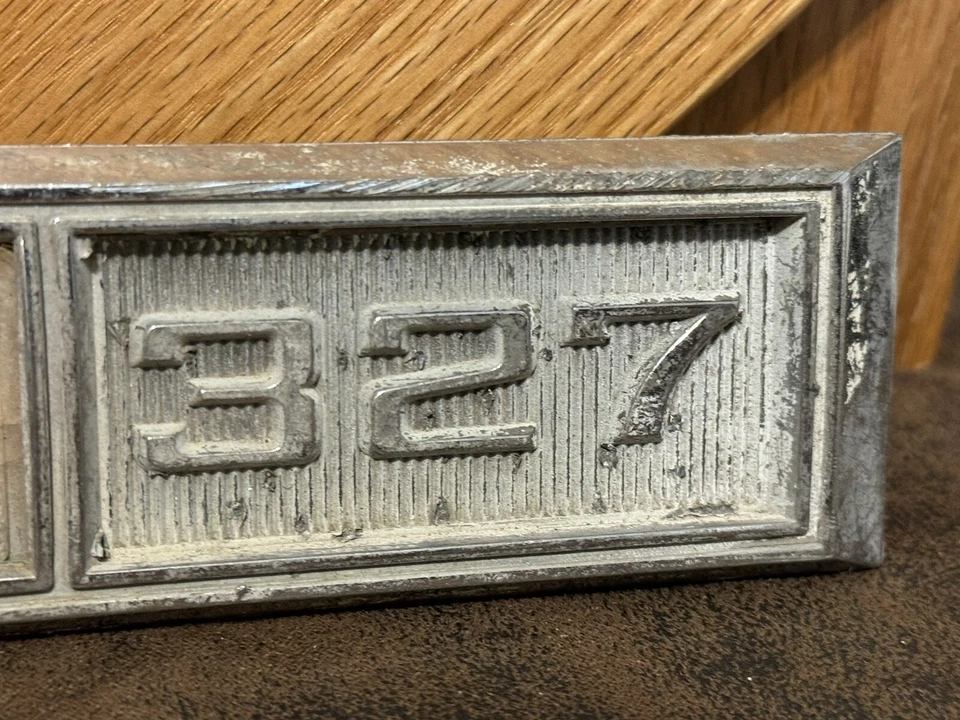 327 insignia de guardabarros - ligero Chevrolet Impala Biscayne Caprice 1968 OEM 3935908 Foto 3 de 4