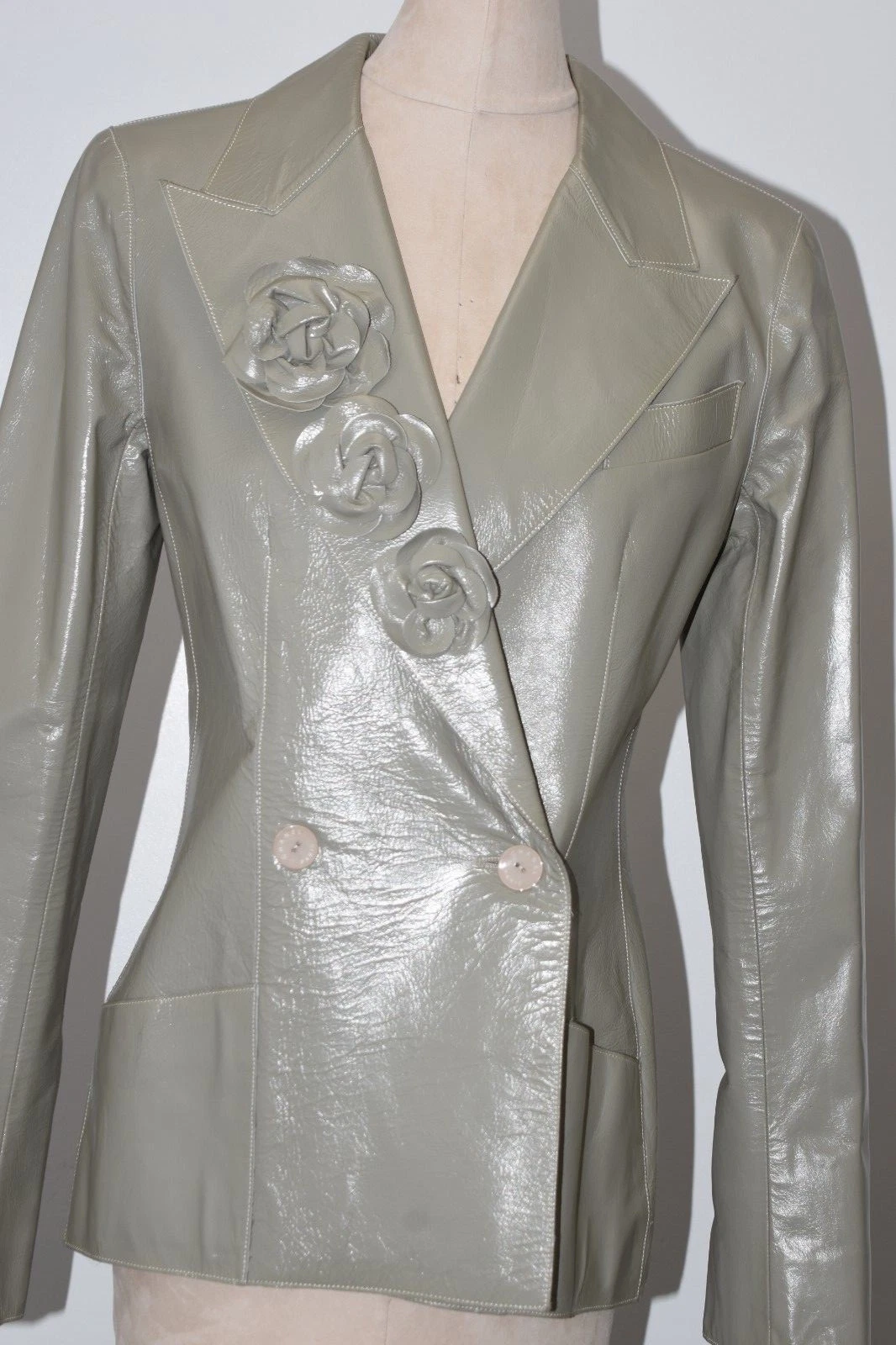 $3545 NUOVA Giacca in Pelle Chanel Blazer Pelle Verde Salvia Spilla Camelia 38