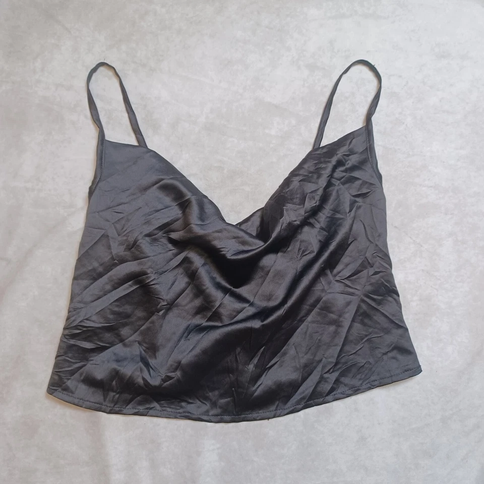 Camiseta sin mangas Boohoo satinada con capucha y tiras cami para mujer talla 8 negra recortada drapeada Foto 3 de 4