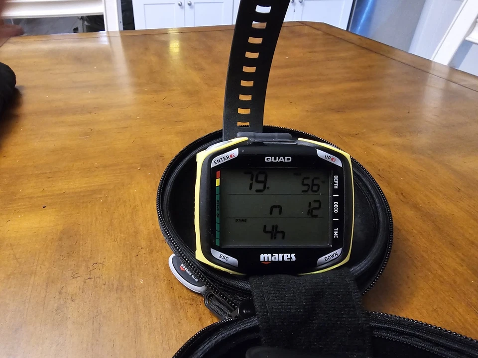 Computadora cuádruple Mares amarilla/negra con enlace azul, estuche Foto 2 de 4