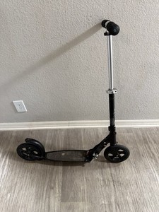 MICRO Kickboard Classic Foldable Scooter in Black Floor Model Teen/Adult
