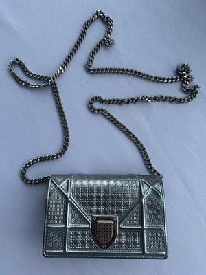 Christian Dior DIORAMA ディオラマ チェーンシバッグ Dior Diorama Silver Metallic Shoulder Bag Chain Strap Geometric