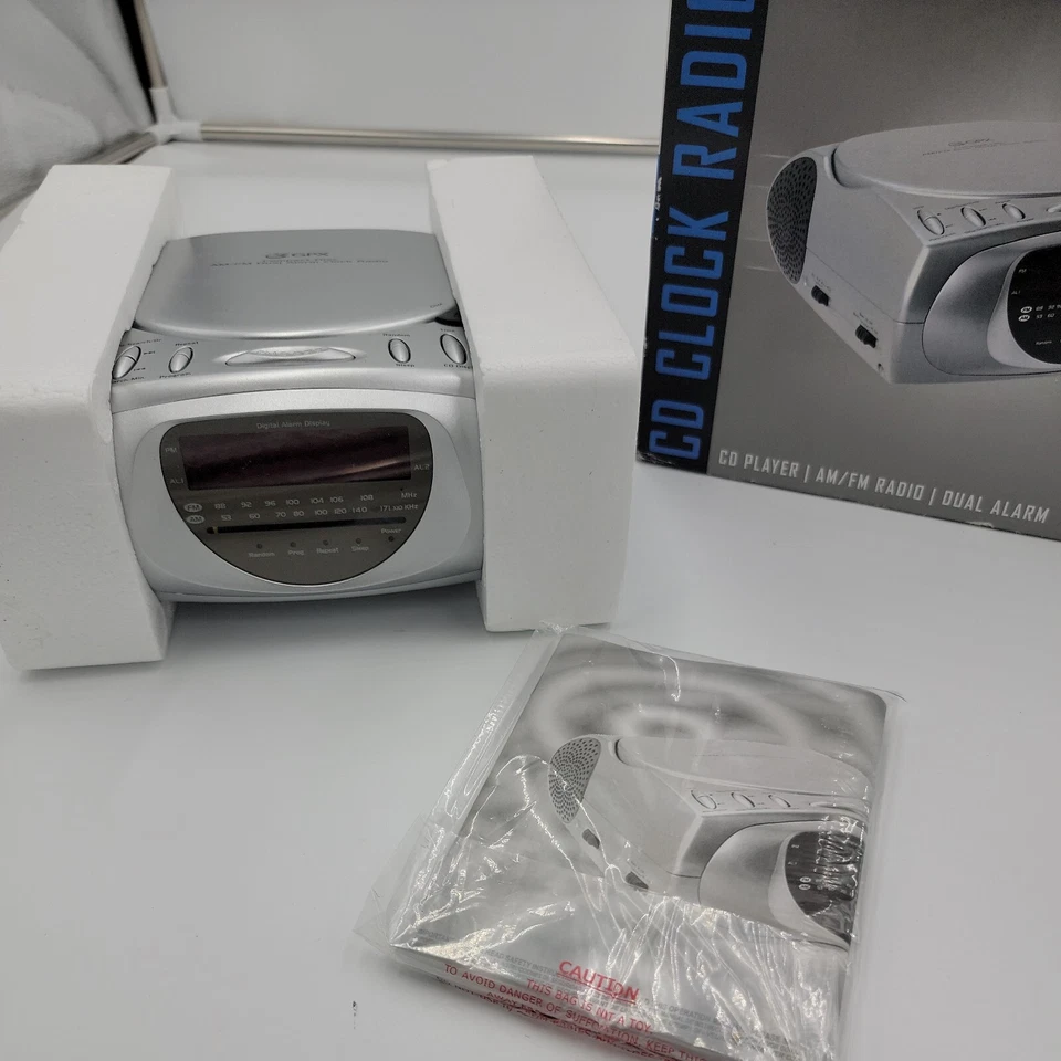Vintage GPX D714 AM/FM Stereo Clock Radio W Dual Alarm & Fixer Upper CD Player - Image 3 of 4