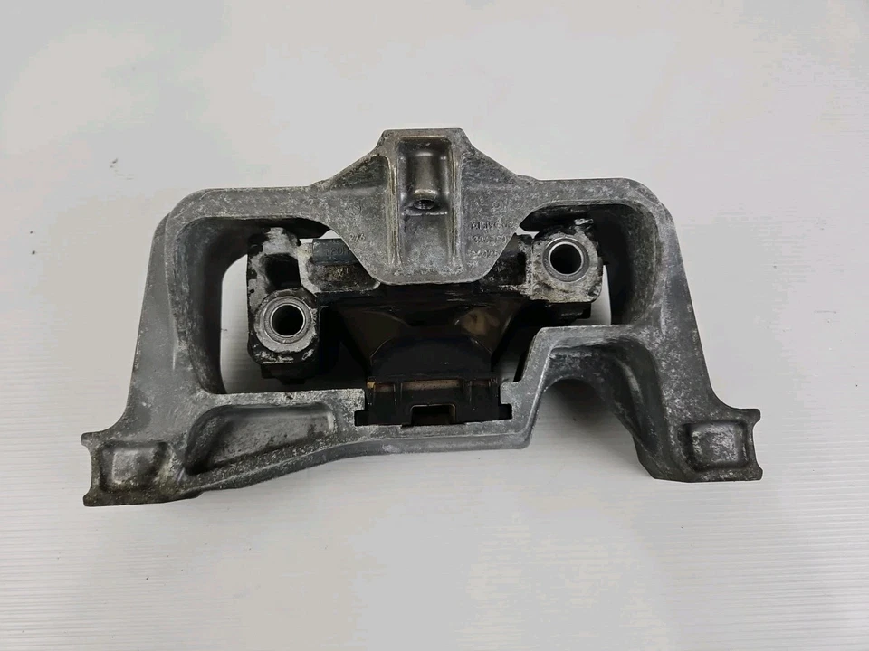 MERCEDES CLA250 C117 2.0L ENGINE MOTOR RIGHT MOUNT SUPPORT BRACKET OEM 2014-2019 - Image 4 of 4