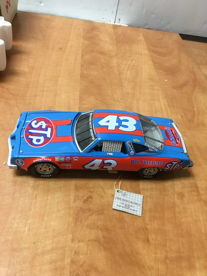 Pontiac Grand Prix vintage Franklin Mint escala 1/24 Richard Petty #43 leer Foto 2 de 4