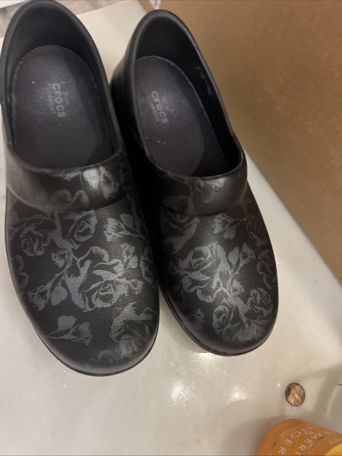 CROCS Dual Comfort Clogs Shoes 8W 8 W Black & Gray Rose Print Nursing Clean image 2